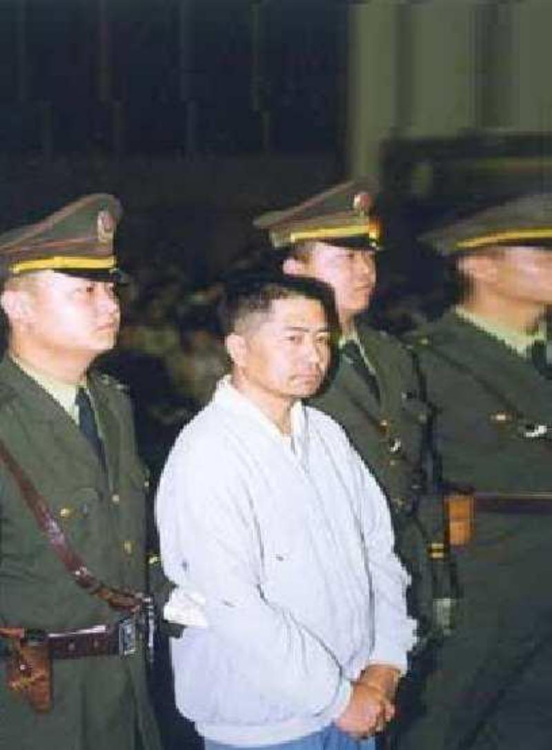 2000年，杨天勇落网，警察问枪在哪，他轻飘飘一句："保险柜里。"柜门一开，那把