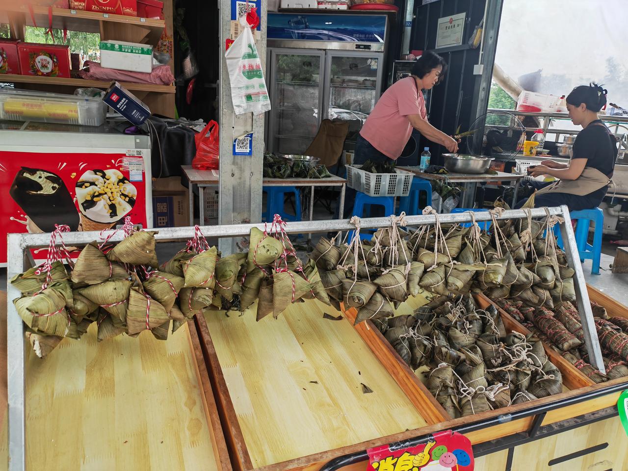 两位阿姨在蒸粽子，准备端午节美食。（下联是，粽子怀旧幸福多）。今天是农历端午节，