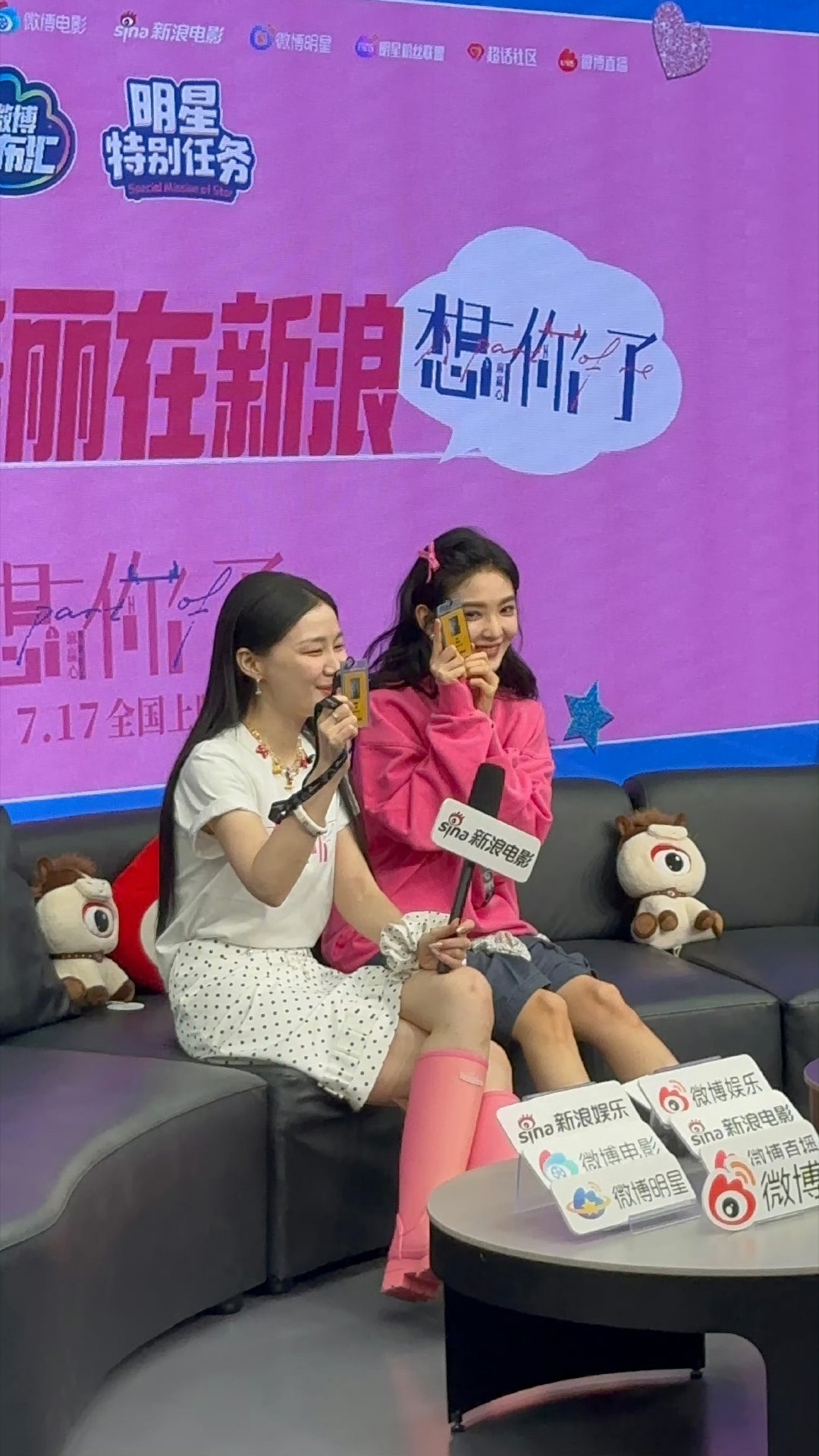 章若楠突然靠近镜头扫楼近距离镜头反复回看，章若楠柔和淡颜自带柔光，完美演绎藏在心