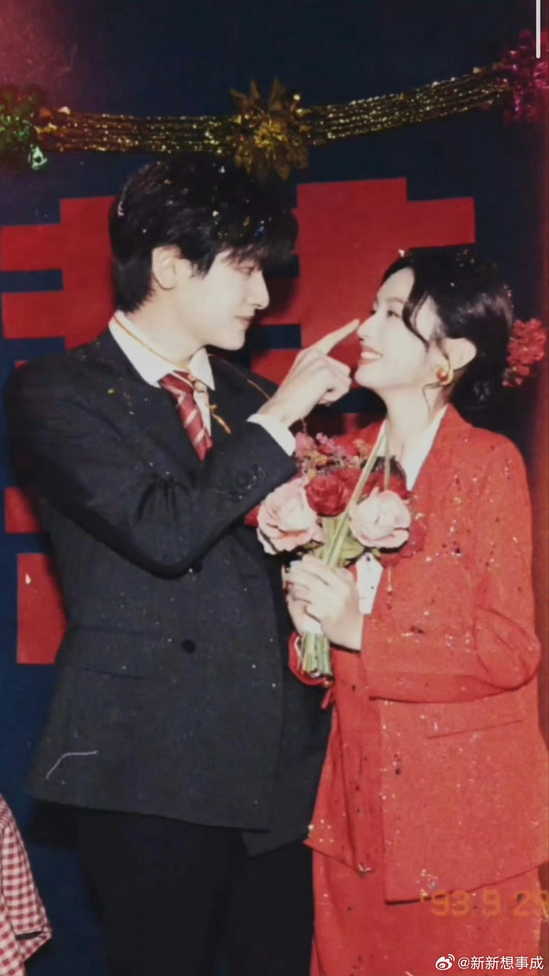 周也翟潇闻婚礼共创好复古的结婚照啊，像极了我们爸妈那个年代的。《你好1983》 