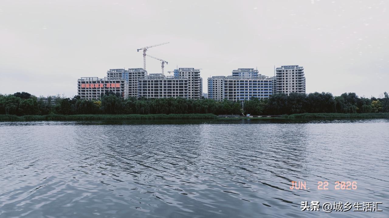 贾鲁河的源头早就没水了，而郑州市区的贾鲁河，会变脸，时而河床见底，时而清波荡漾.