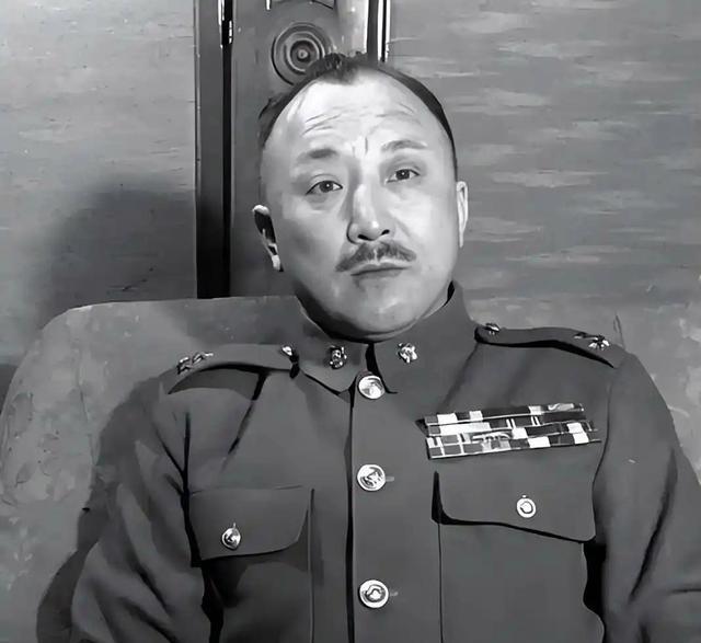 1949年除夕凌晨，被蒋介石幽禁已久的卫立煌，趁着看守特务松懈回家过年的空当，登