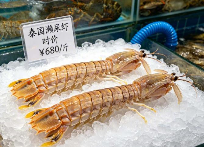 1035元4只皮皮虾，43岁店主病逝：谁该为这场舆情悲剧负责？
三亚一家店4只泰