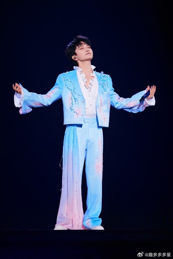 周深十年之约一镜到底MV周深新歌MV居然玩一镜到底！这丝滑程度简直像给眼睛吃冰淇