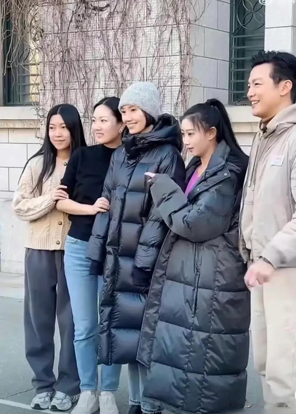 袁泉回母校中央戏剧学院，还与学妹合影简单低调穿搭难掩优雅气质！#袁泉有多美#