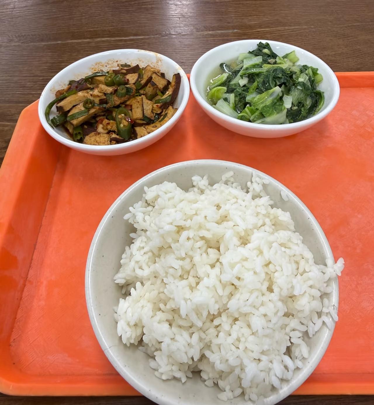 这是上海的真实物价吗？两个素菜:豆干炒辣椒、小青菜，加一份米饭，合计15元，饱是