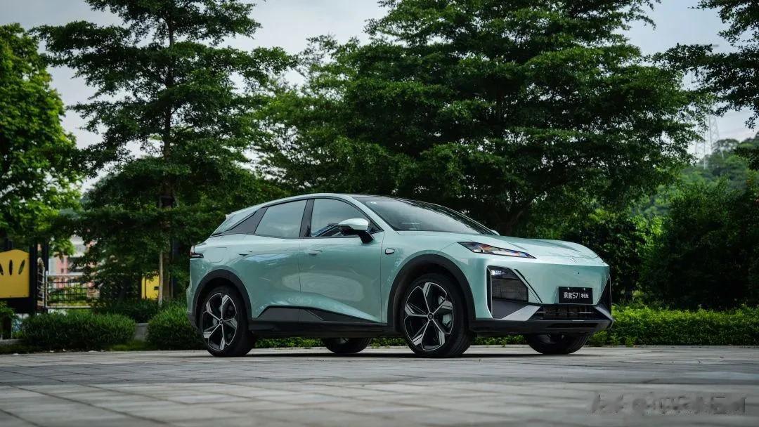#深蓝S7超级增程超级省#
深蓝S7在设计理念上也立足于年轻用户的审美，封闭式的