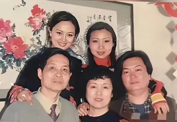 朱媛媛生前与父母、哥哥、姐姐，朱媛媛素来性情温婉谦和，自带温润恬静的气质，演技细