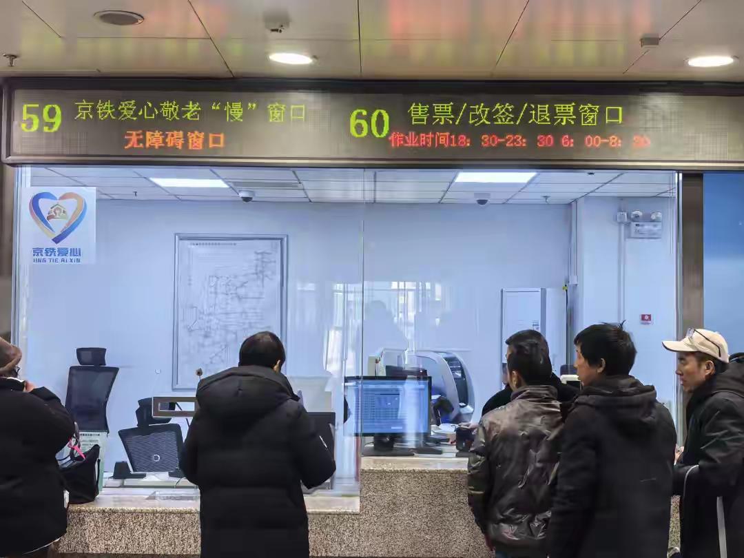 在这个充满希望的春运季节里，亿万中国人用脚步丈量着家的温暖，用汗水书写着奋进的篇