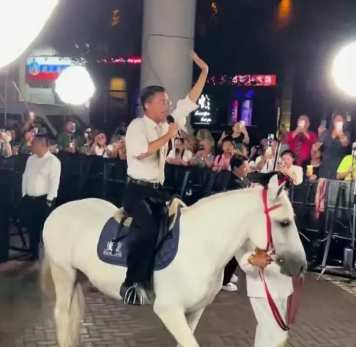 承认郭有才优秀很难！
郭有才爆火至今，唱火了不下10首过气歌曲，让原唱也再次回到
