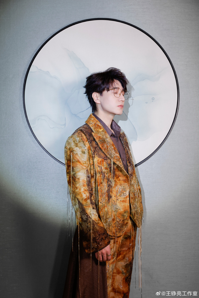 王铮亮巅峰口碑歌手 颁奖词说得对，歌手的生命力就看能不能在不同时代都留下印记。他