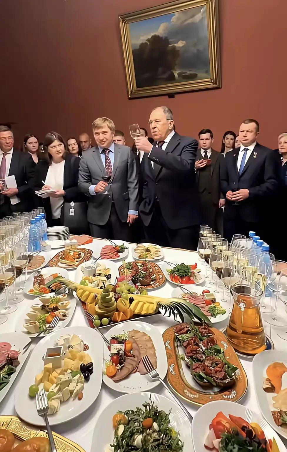 一张据说是俄外交部接待午宴的图片，被网友贴上了“前方吃紧，后方紧吃”的标签。
