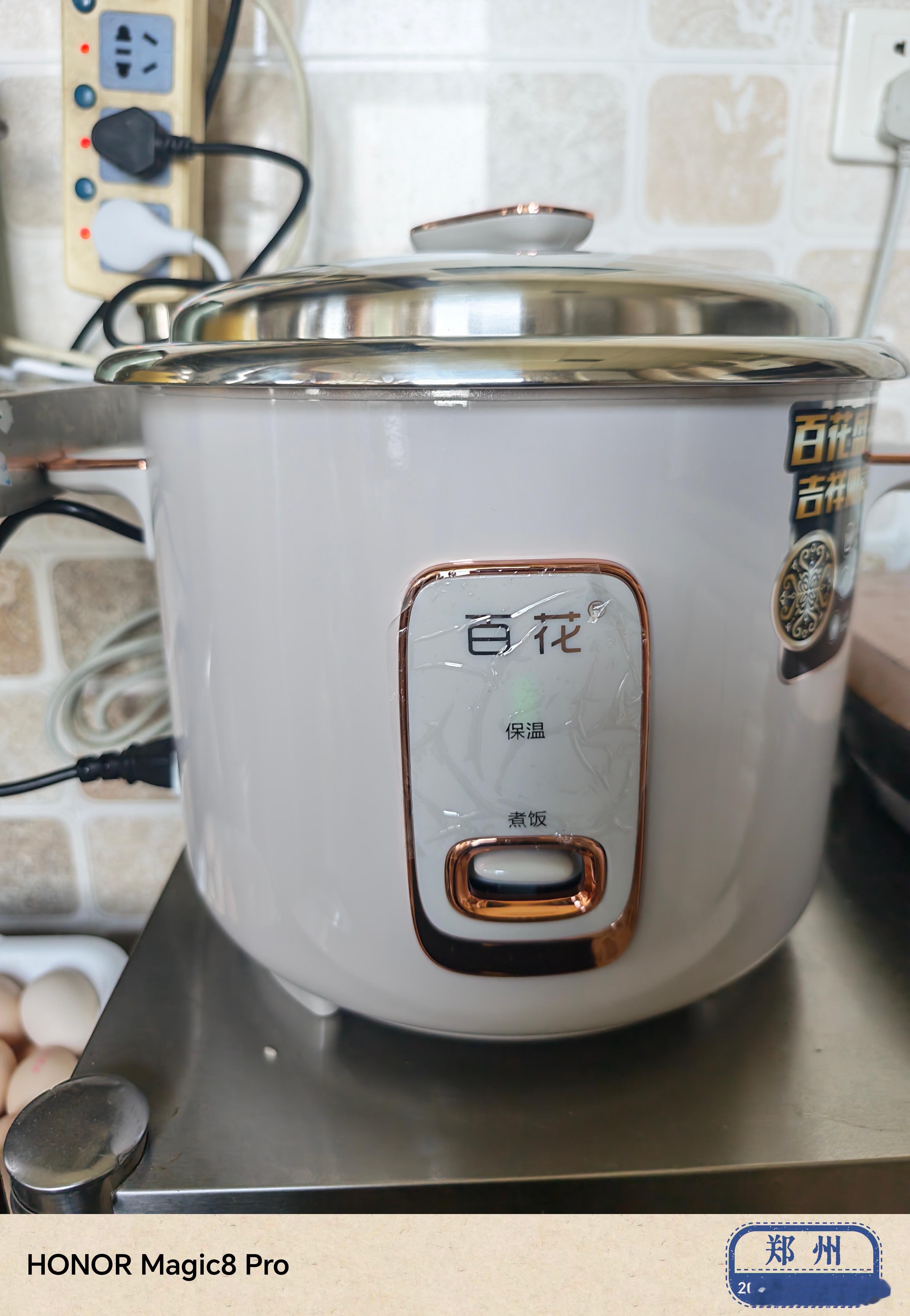 用了很多年的智能电饭煲，最近换了一个最传统的电饭煲，蒸饭又快又省事，关键是操作就