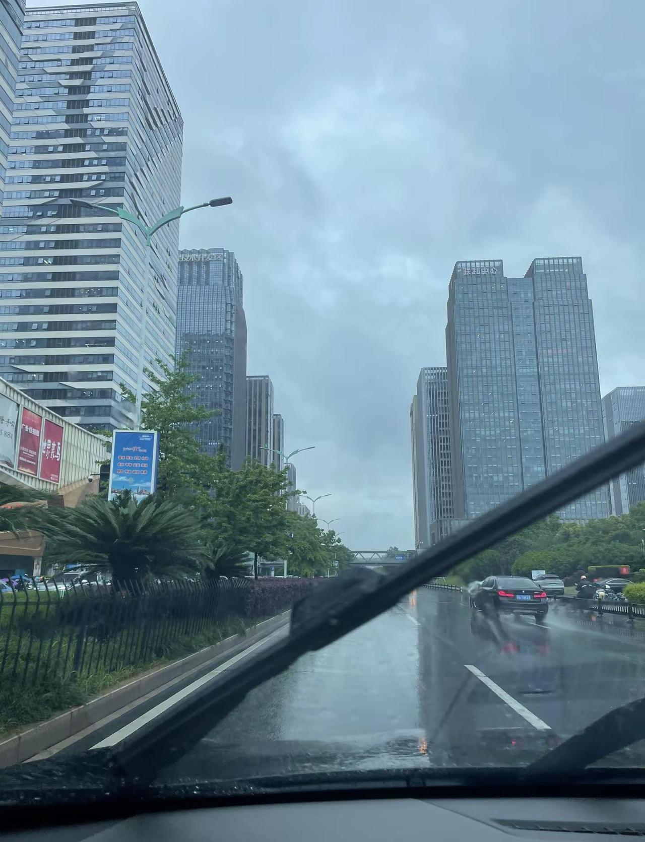 义乌天气太任性了一日入夏，一日入秋，一日入冬三天体验三种季节，主打一个猝不及防～