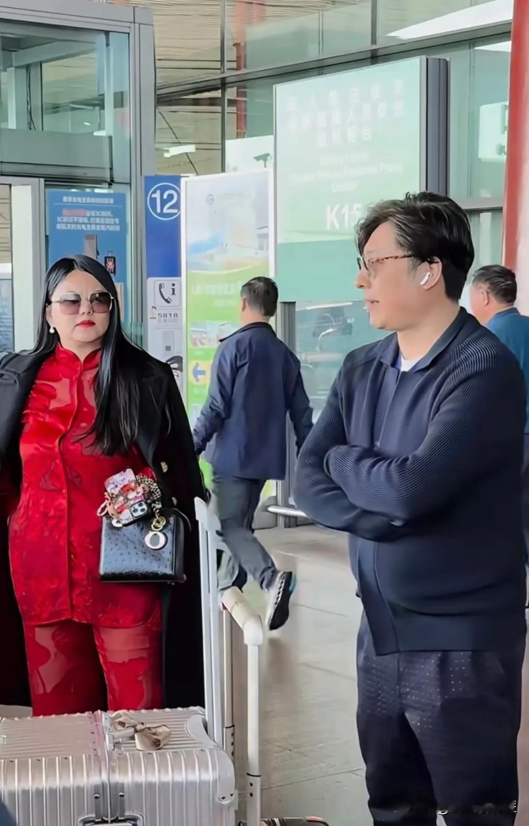 李湘和王岳伦一起为女儿庆祝完16岁生日后，乘坐同一架飞机返回北京。

现在的两人