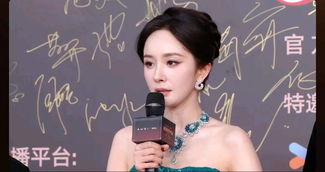 多读书真的很有必要，杨幂在微博视界大会红毯上的访谈，把她的高情商和文化底蕴体现得