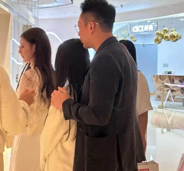 11岁汪希玥穿6000元短袖，真是又白又瘦最美星二代。
 
衣服品味上来了，过上