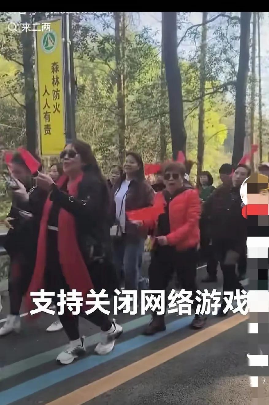 现在很多小孩，只要有手机，都是抱着手机打游戏，不想上学，门不出。由于长期不运动，