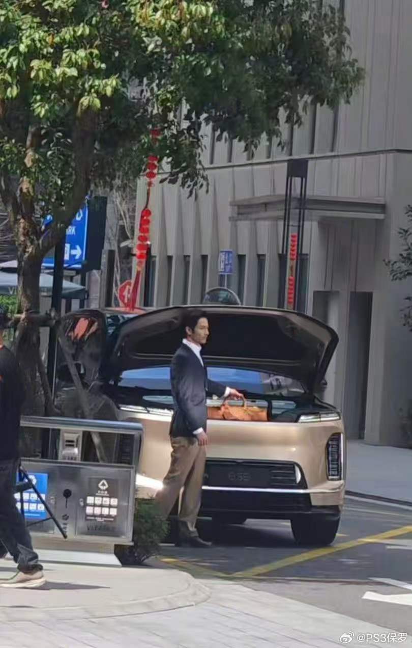 这个前备箱开口我觉得比ES8更好看一些，车头线条更简约了。 