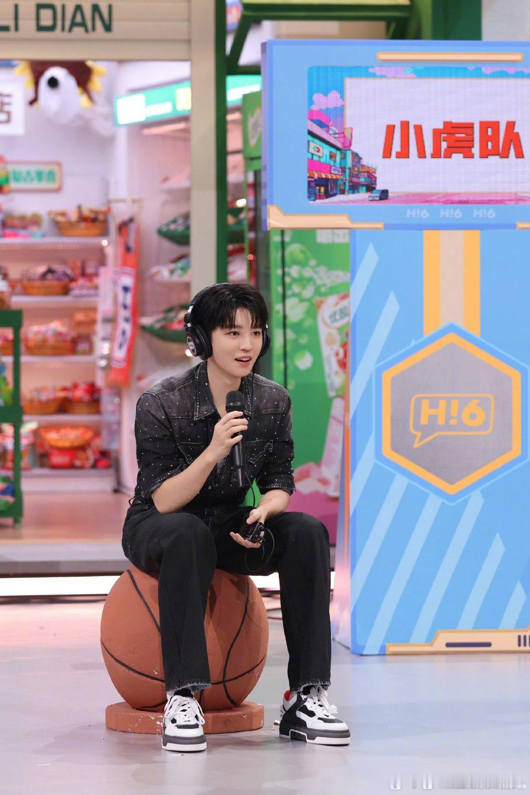 这么浑厚的笑声居然是王俊凯发出来的只是单纯因为节目笑点开怀大笑，却意外诞生了一个