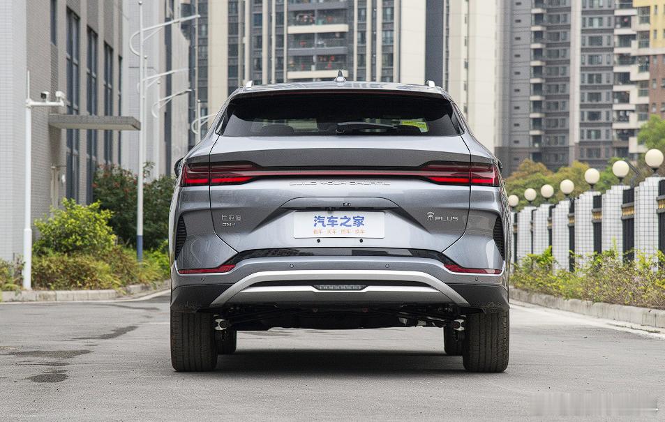比亚迪宋PLUS DM-i荣耀版和即将上市的2025款宋PLUS DM-i，两车