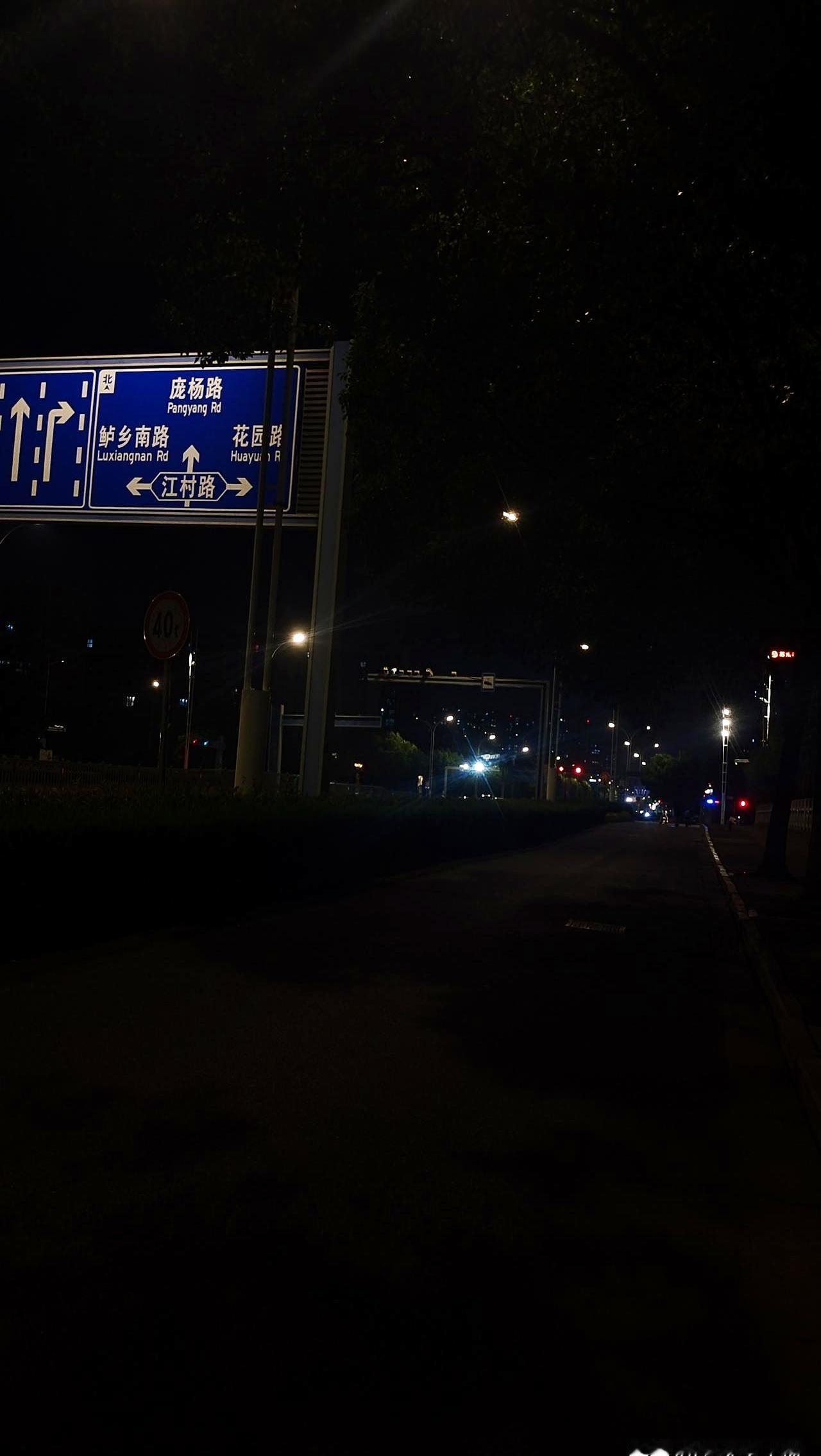 三年没联系，他一大早七点多突然发来视频，开口就问我吃早饭没。
要是换以前，我估计