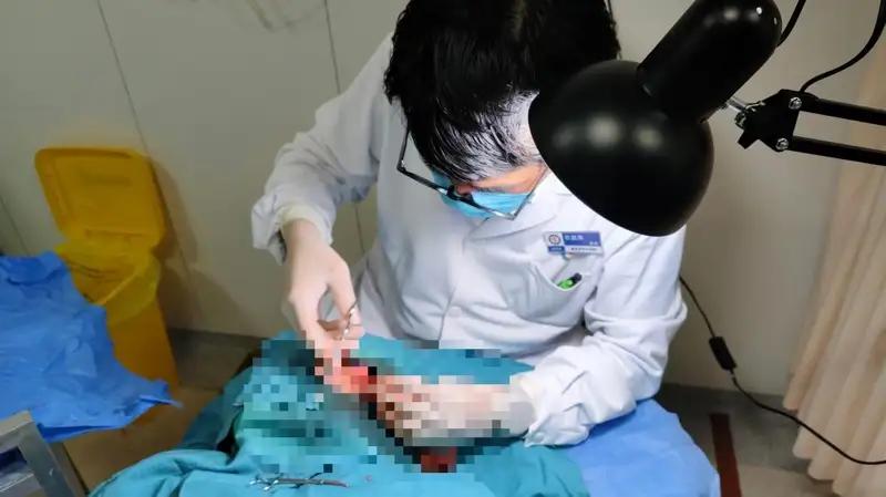 河南女警喝止持刀伤人 被刺伤后踢落凶器。
这是一则感人至深的新闻，展现了河南省第