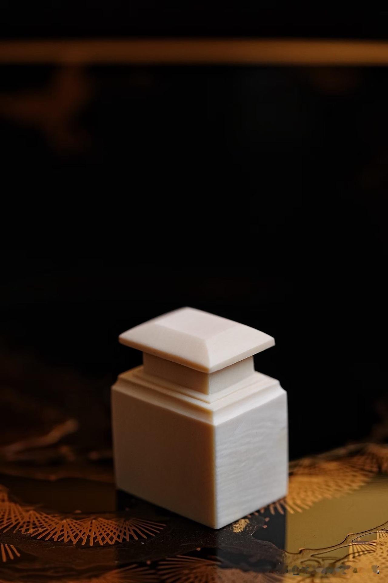一枚好印章，未必繁复，却总有一种让人静下来的力量。

方方正正的器形，没有多余装