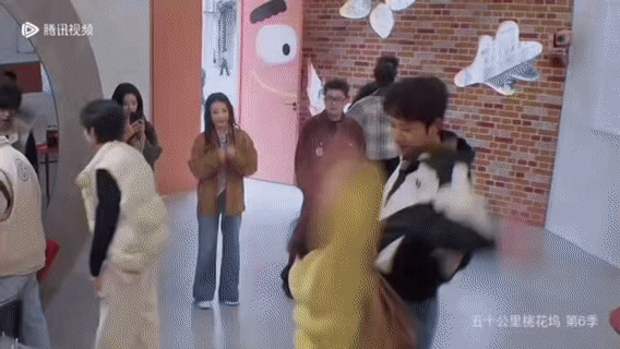 徐若晗没有理方媛边做任务边回应  你引导什么？尴尬就尴尬呗 你独自尴尬是别人的错