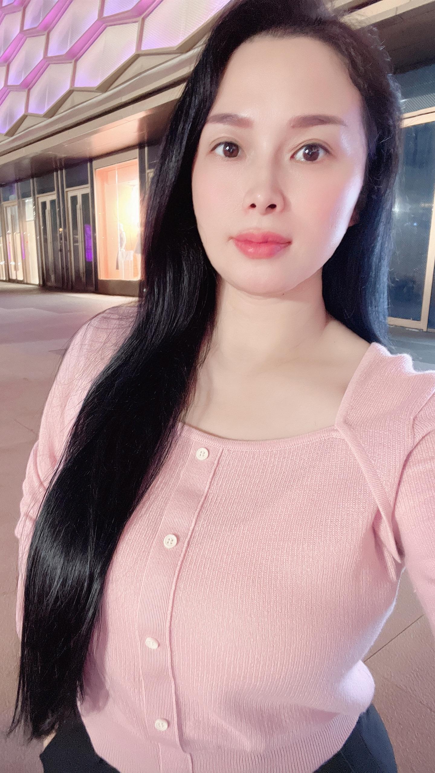 如果有天我受委屈了 ，眼睛红红的站在你身边你什么都不用说 ，你带我走，可好？