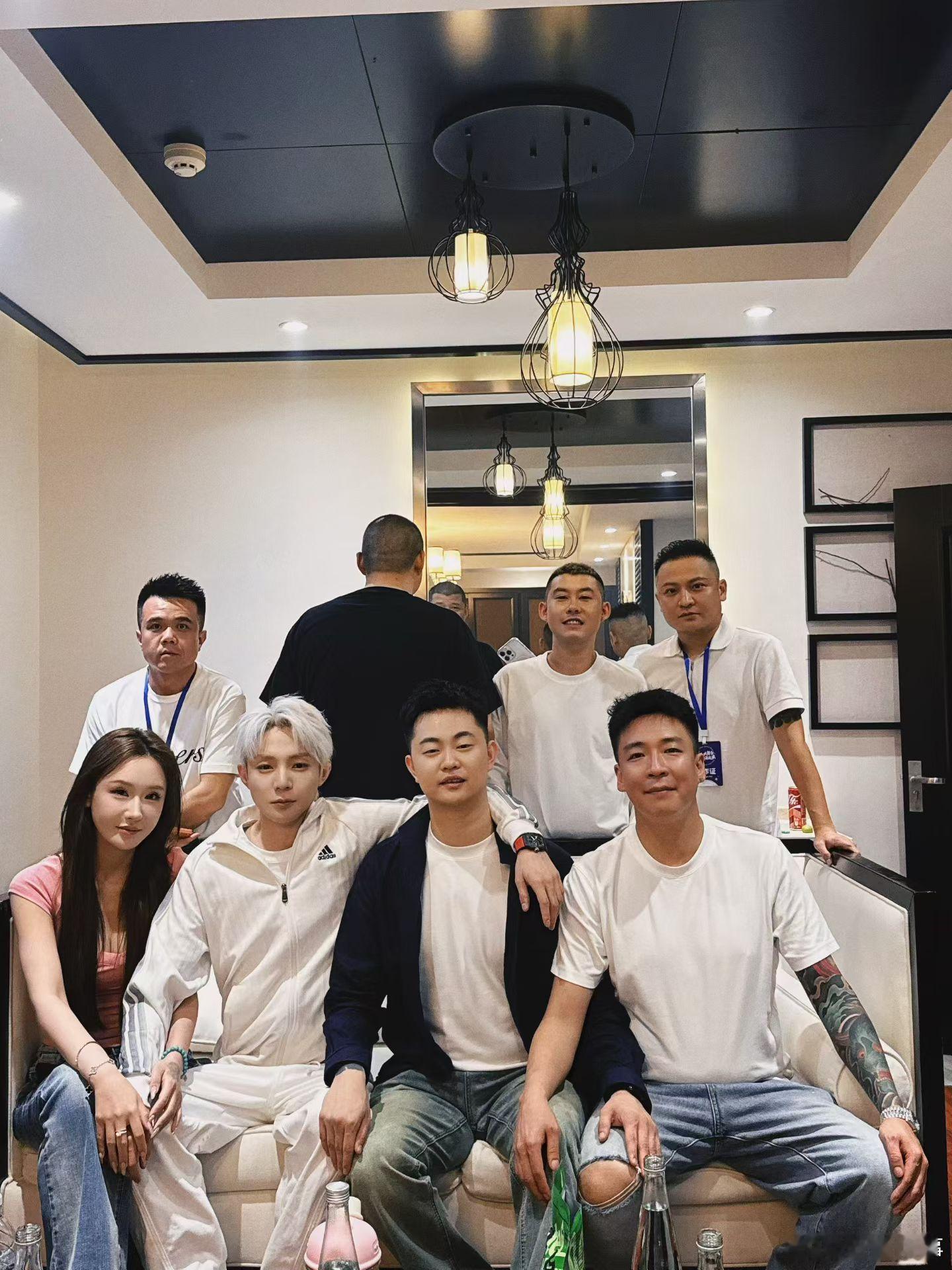 高迪现在也是好起来了，能和绝世好男人巴扎黑合影了！ 