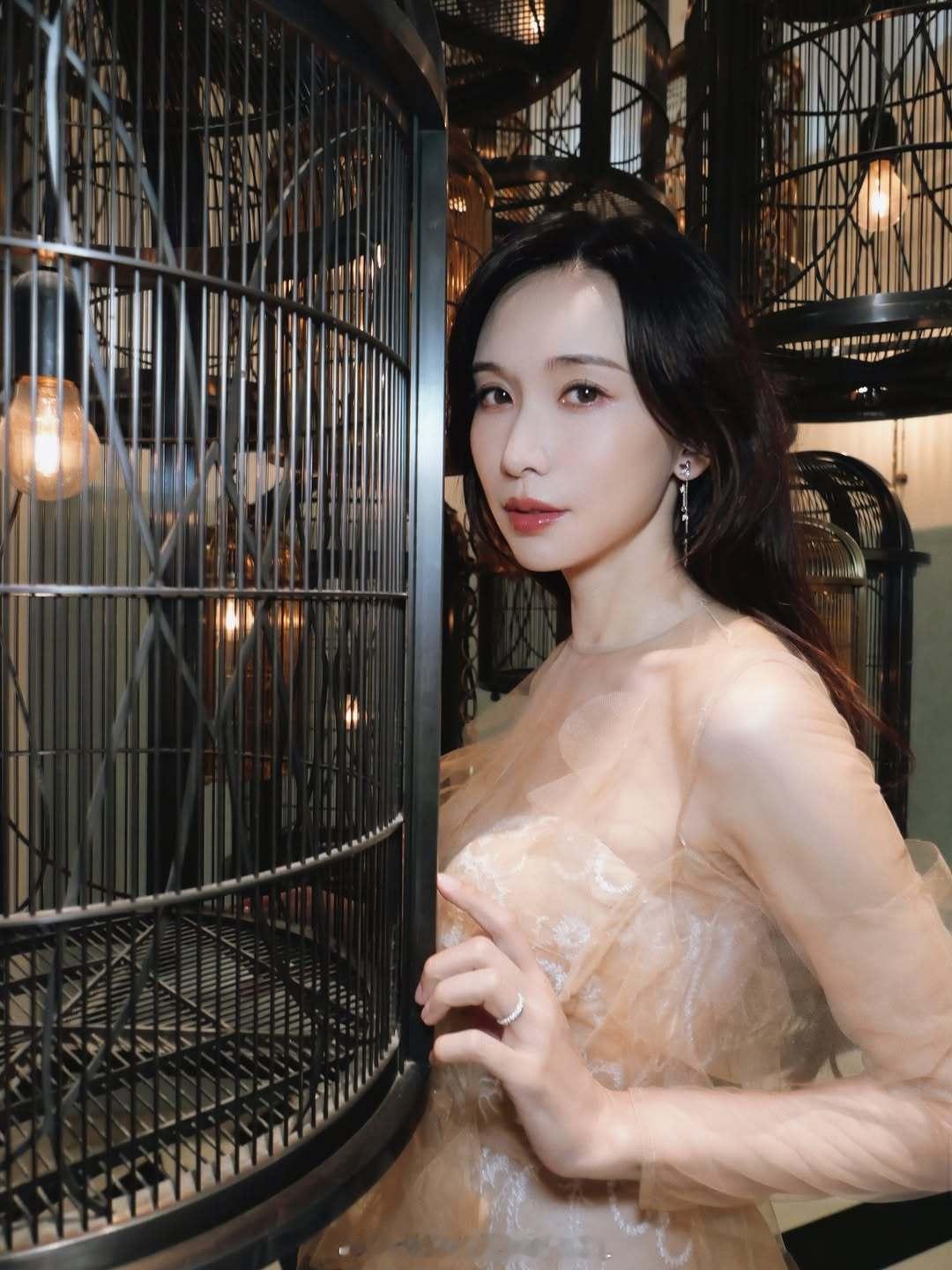 林志玲世界上最好的林志玲 姐姐INS更💌風雨之外，幸福之內。沒有人會從未經歷風