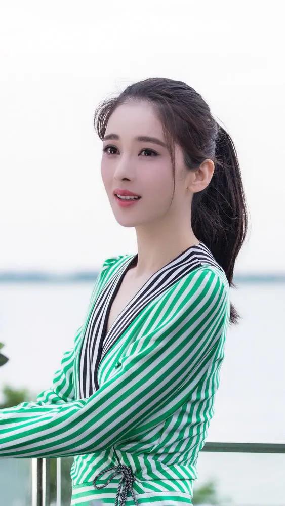 赵樱子，甜美大气，时尚迷人！