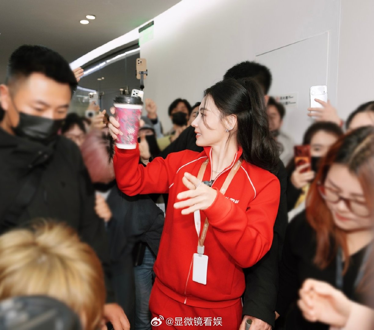 办公室被张柏芝美貌暴击 今日份最大惊喜！张柏芝扫楼打卡、发礼包、送巧克力、抽大奖