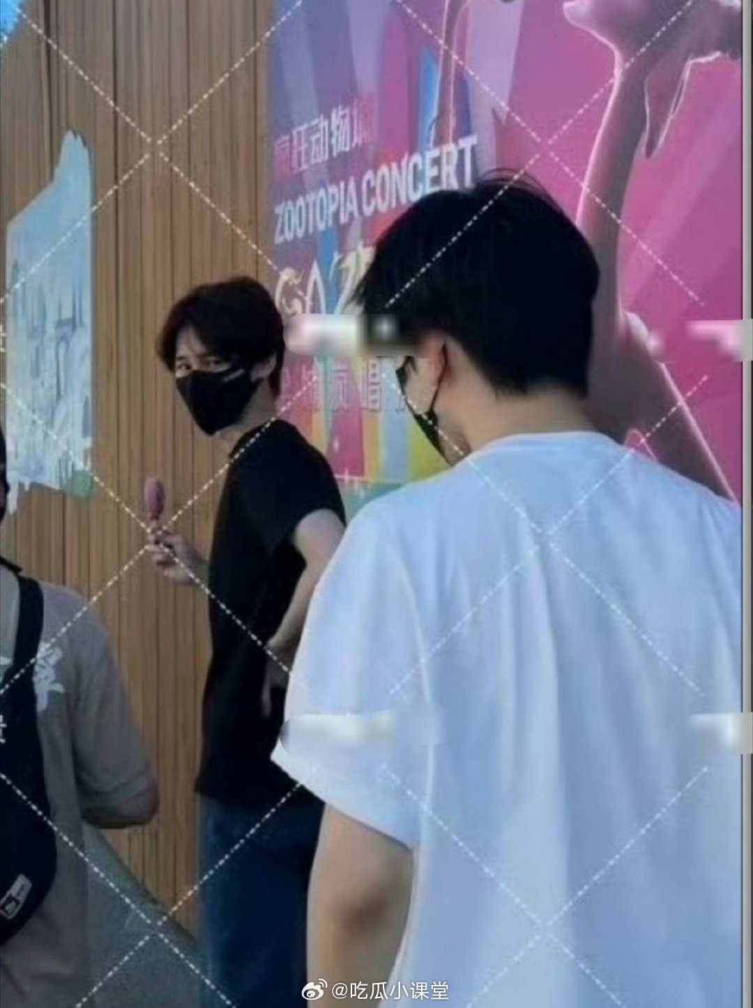 源轩[超话]迪士尼偶遇张真源 太羡慕啦，为什么偶遇到张真源的不是我呀[泪]现在去