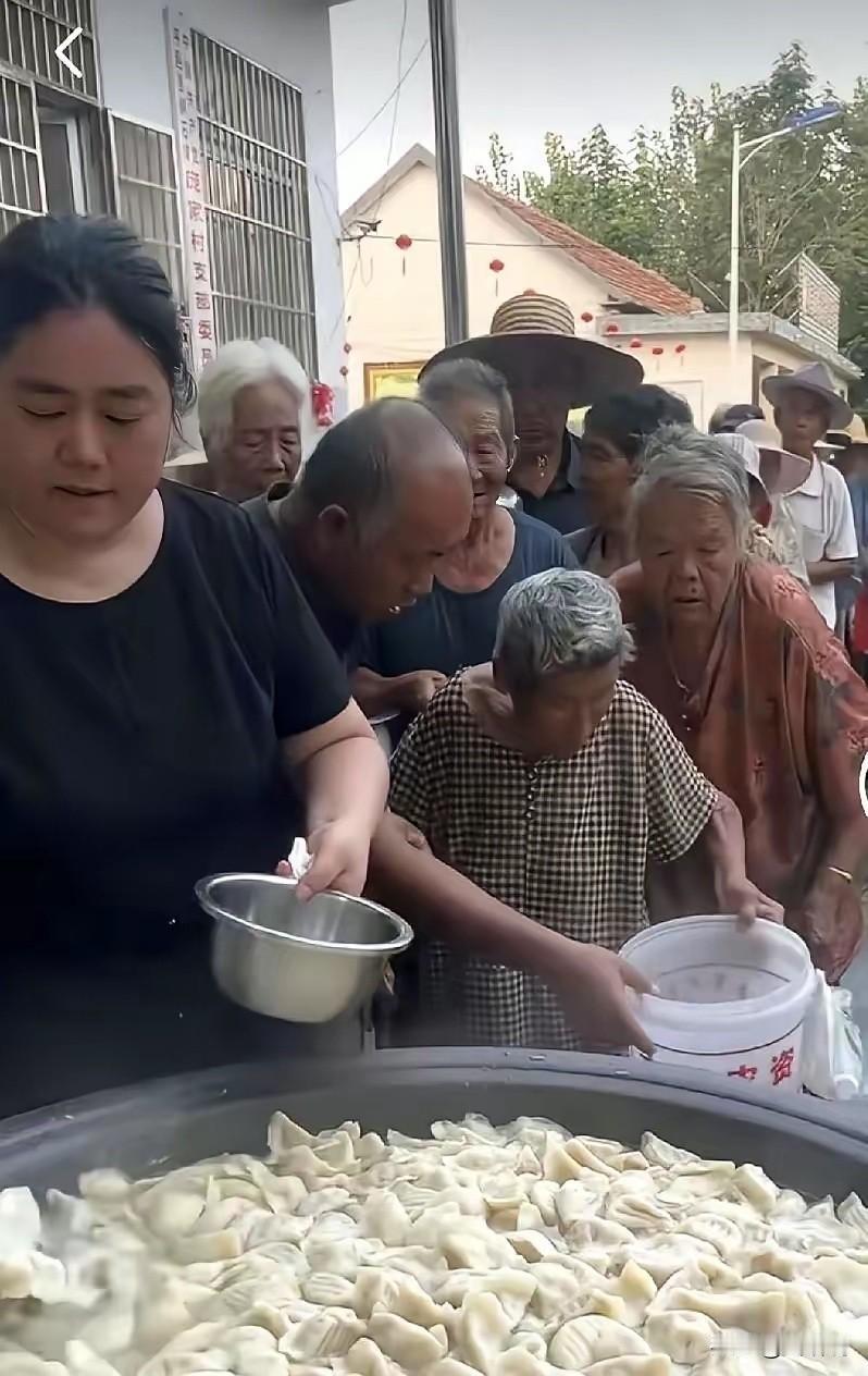 社区暖心开展敬老公益活动，免费给老人发放饺子。不料现场一位大妈拎着大桶前来领取，