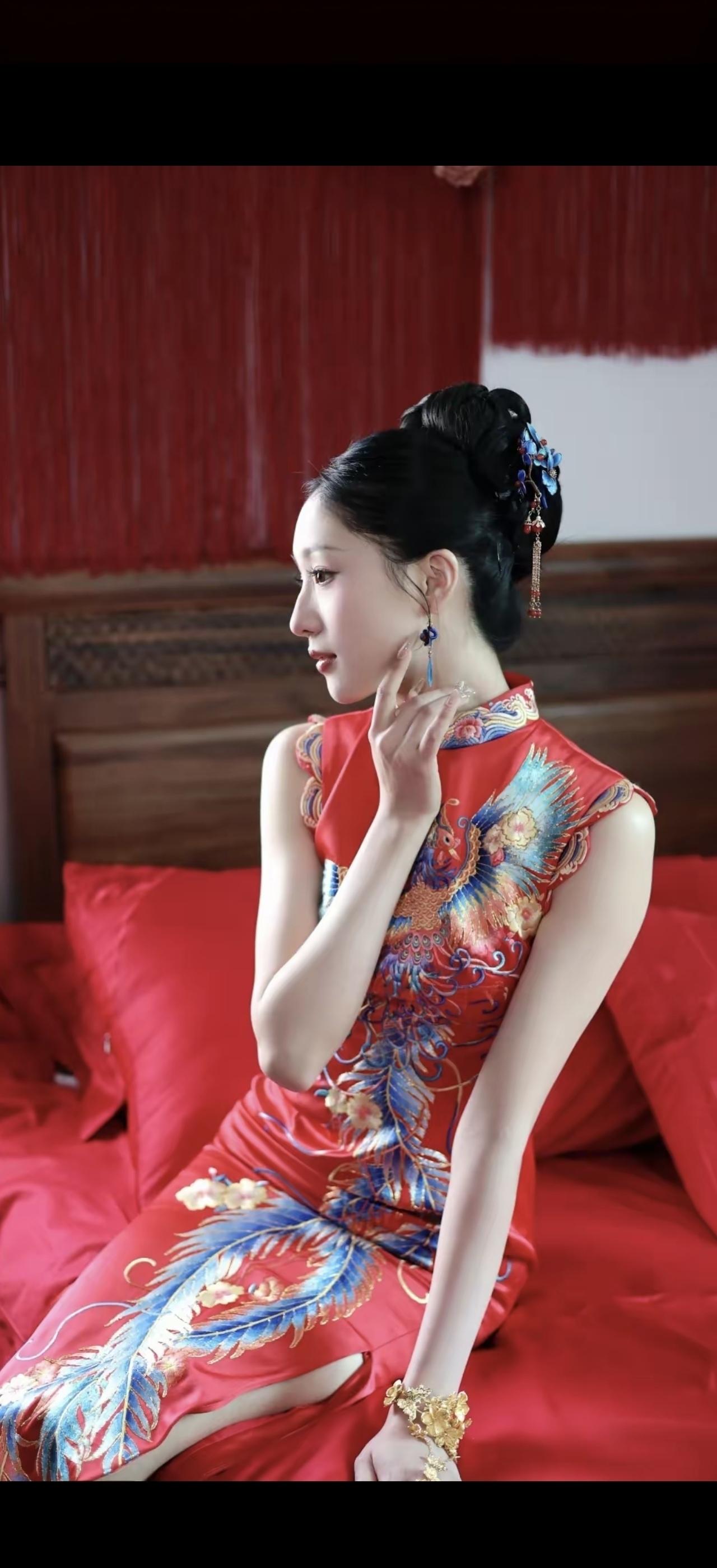 红衣美人倚，花钿映春光。