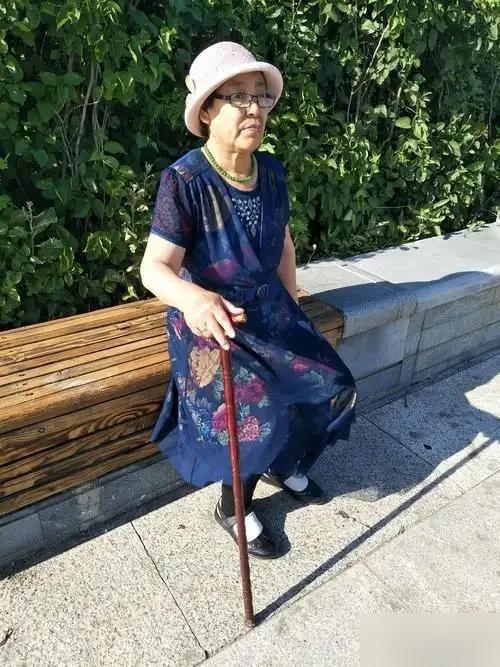 独居长辈过亿，精神陪伴成了硬伤，街坊搭把手有用吗。

去年底咱们这边的空巢老人数