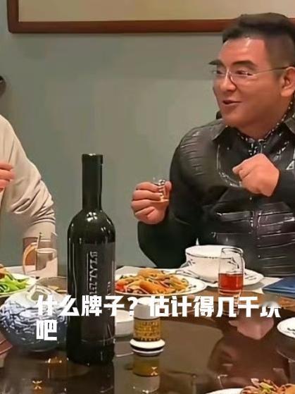 陈光标有名的大佬，饭桌上的这瓶红酒估计是价值不菲吧？有名的慈善家
