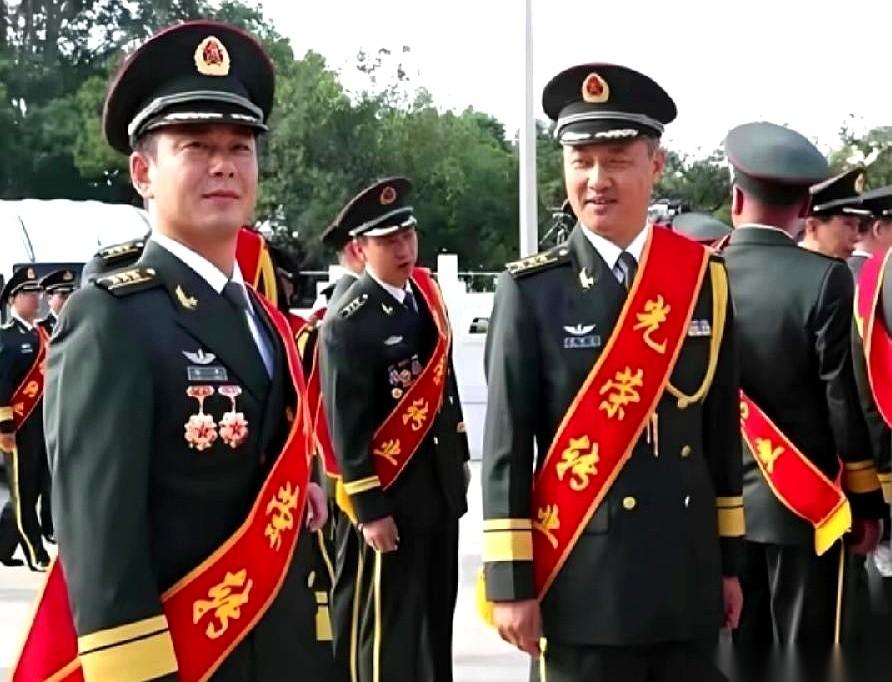 一字之差，就是两个世界。
上校叫转业，上尉叫退役。
前面都给你加了俩字：光荣。