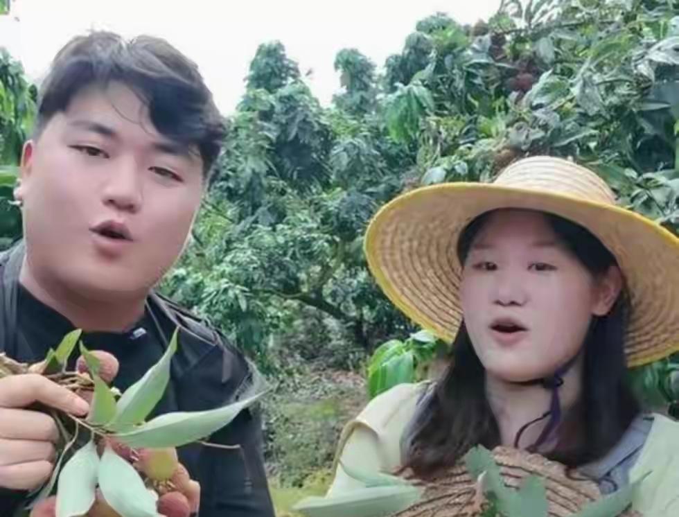 张家齐与全进华挺有夫妻相！都是长方脸椭圆，都是大眼睛单眼皮，都是鼻秀囗小，笑面，