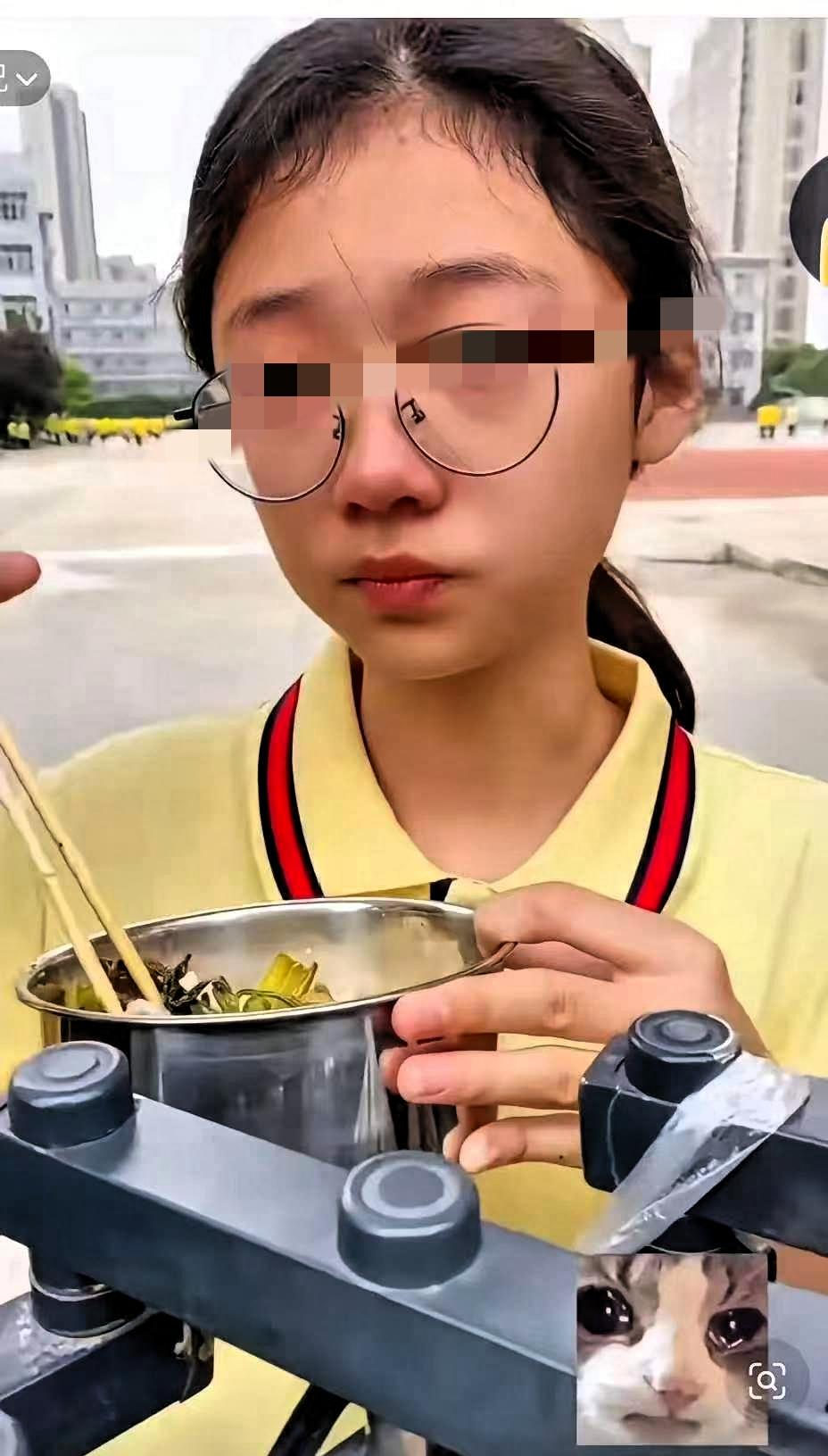 小女孩5岁时父亲因病去世，母亲改嫁，是姑姑一手带大的，如今13岁，身高已1.73