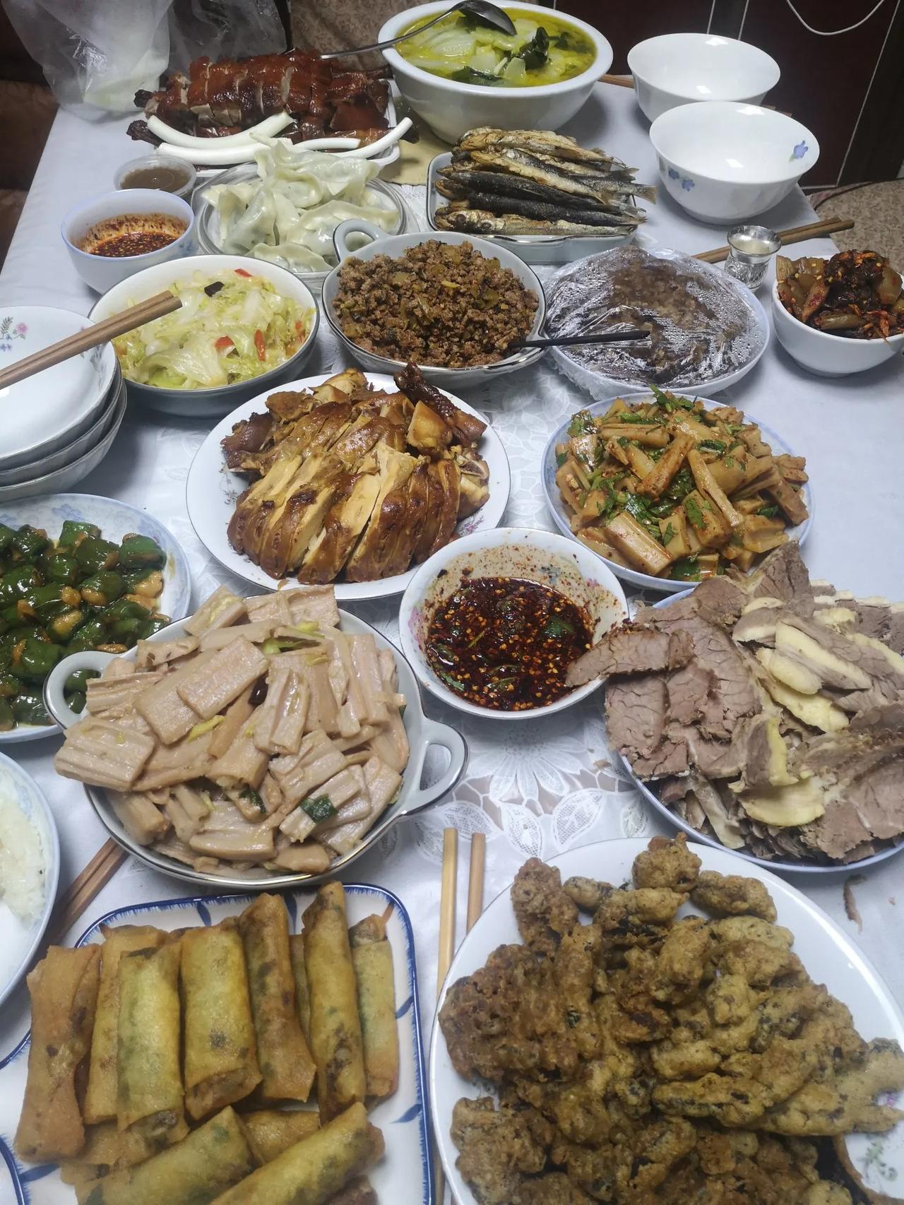 大年30，团年赶场！
中午与婆家一大家人在餐馆吃团圆饭！
吃完赶到爸妈家，与爸妈