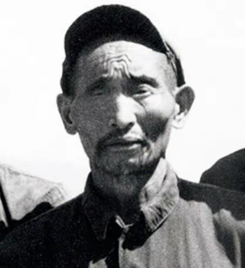 1952年，解放军在大凉山抓到一个独眼土匪，审讯后军区首长震惊：这不就是17年前