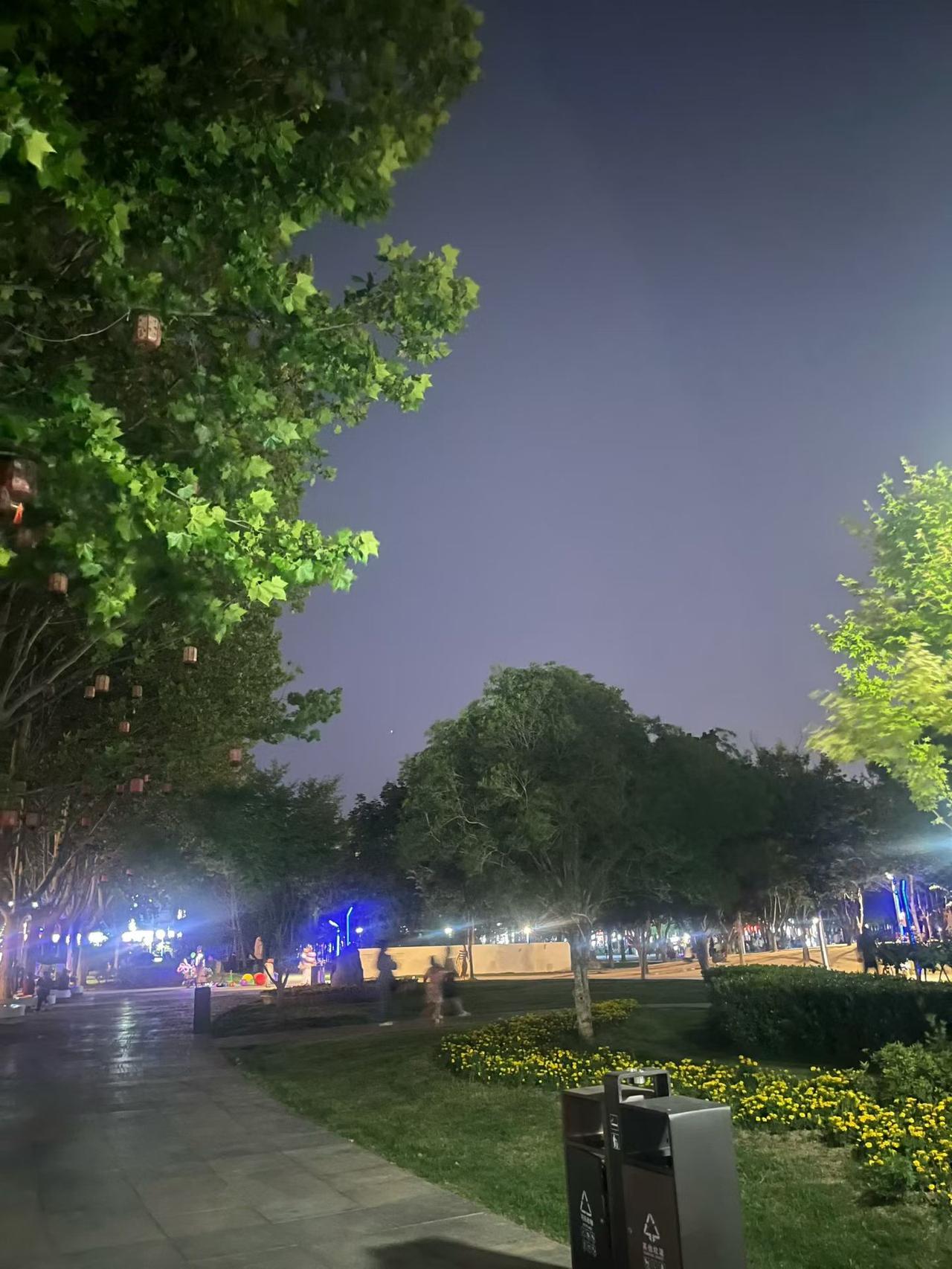 人累了，有家可以停靠；
心累了，却找不到归宿。
 
无处倾诉，无人懂得委屈，
所