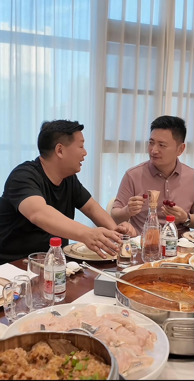 张大炮真是屡教不改。医生早就叮嘱过他不能再大量饮酒，必须戒烟，出院后的炮哥也发过