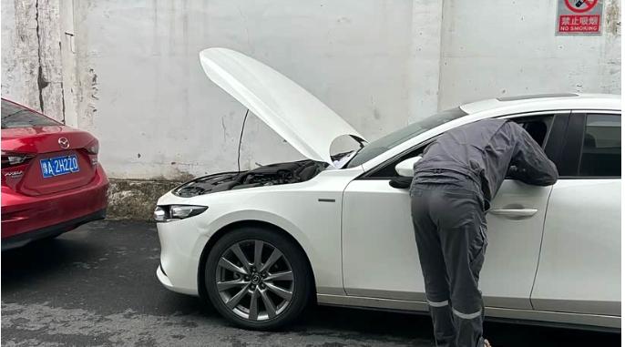 21款昂克赛拉节温器维修
真没有想到我的这一款车居然会栽在节温器上面。长途跑着跑