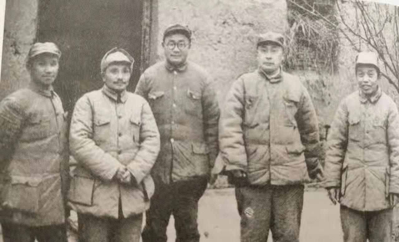 淮海战役总前委五人组，大家看看都有谁。
刘伯承，年纪最大，理所当然站在C位，他的