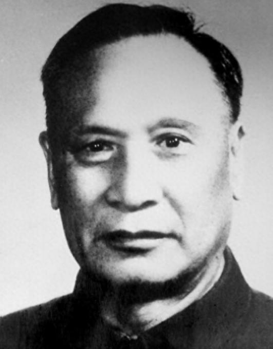 1949年9月，军统头子毛人凤拿着一份400多人的枪决名单，摆到卢汉面前："签字