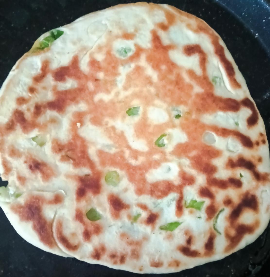 自己亲手烙的葱花饼了！

今天终于自己亲手烙的葱花饼了！从和面、醒面到撒葱花、抹